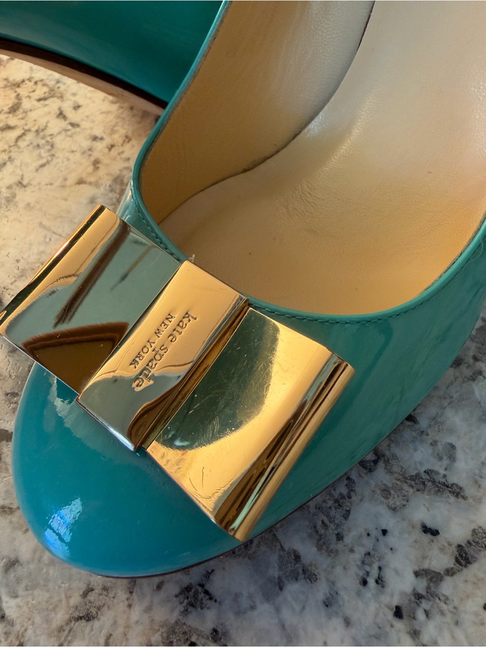kate spade ♠️ Karolina Sea foam Patent Leather Pumps Gold Bow Accent Italy 🇮🇹 - Picture 8 of 10